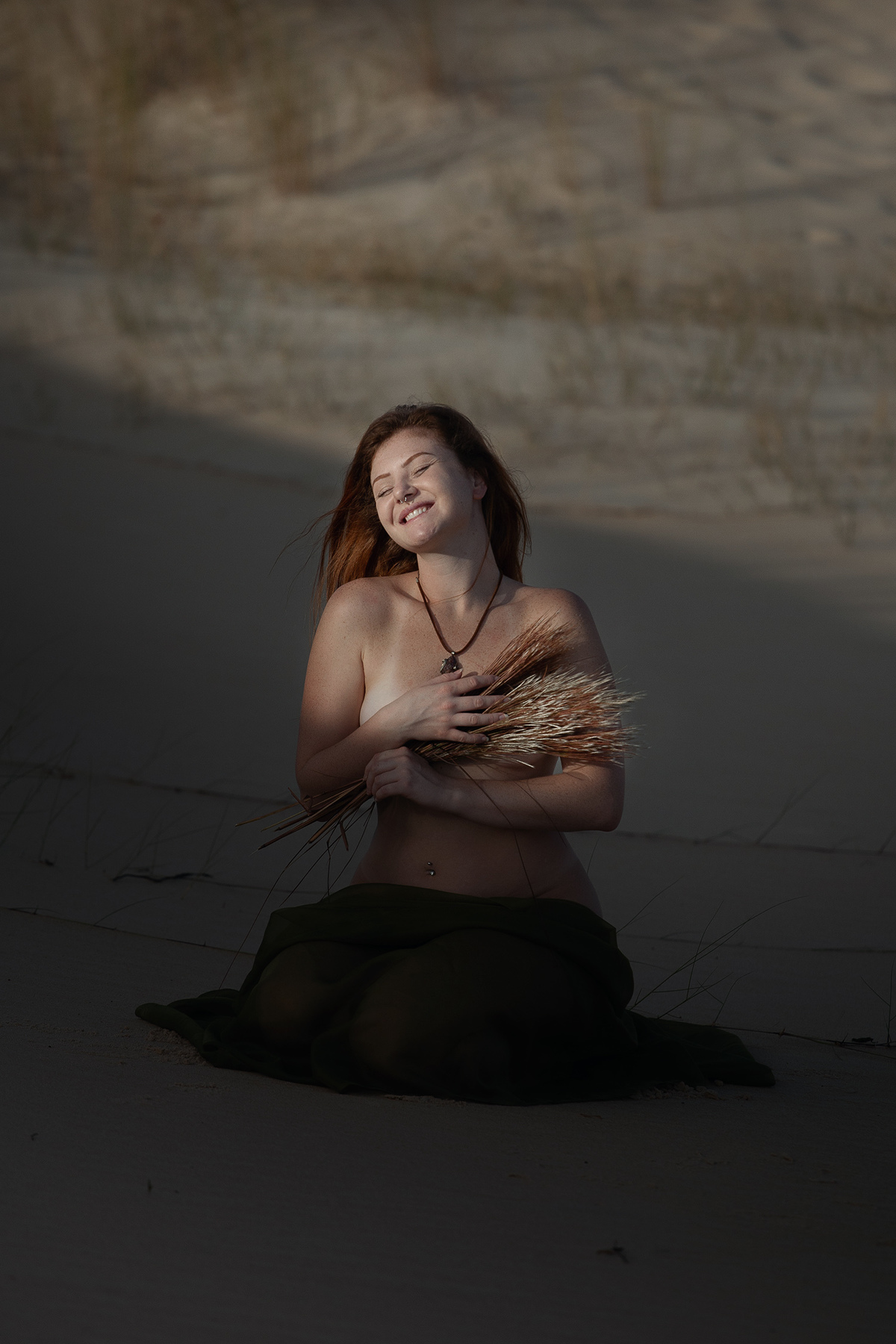 Ensaio de nu artístico nas dunas da joaquina em florianopolis