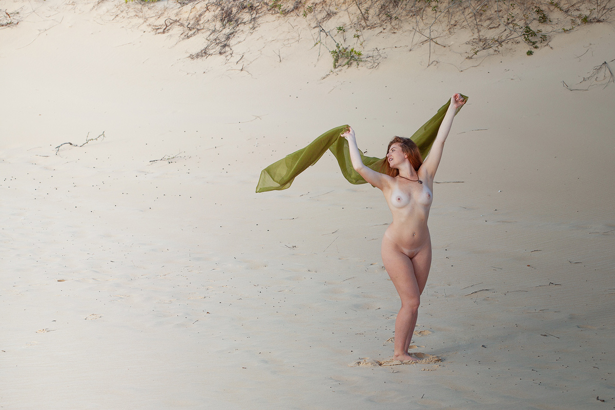 Ensaio de nu artístico nas dunas da joaquina em florianopolis