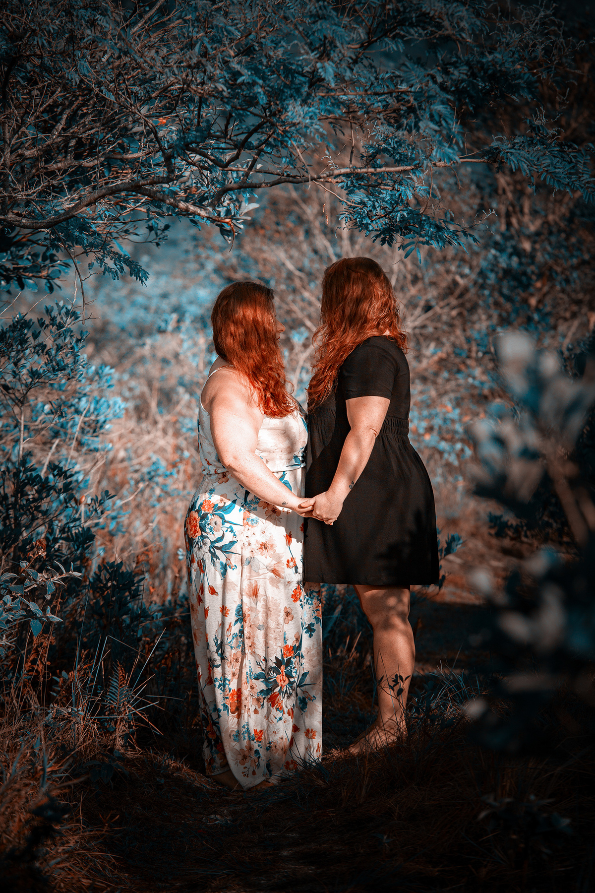 Ensaio de nu artístico de gêmeas ruivas em Florianópolis