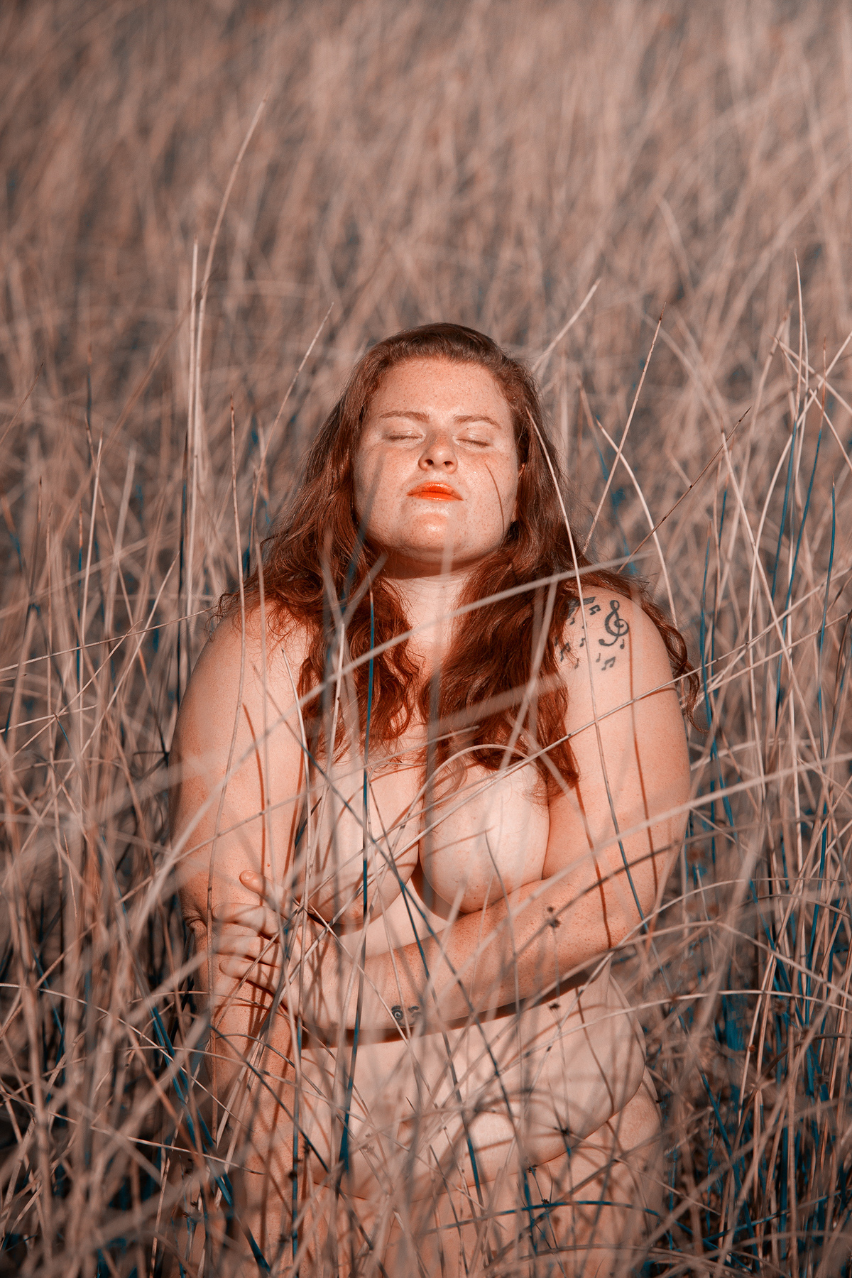 Ensaio de nu artístico de gêmeas ruivas em Florianópolis