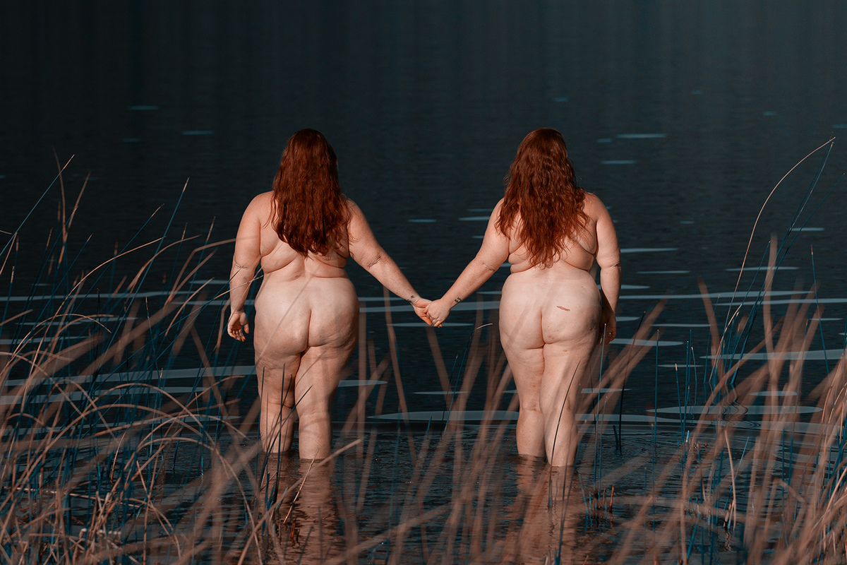 Ensaio de nu artístico de gêmeas ruivas em Florianópolis