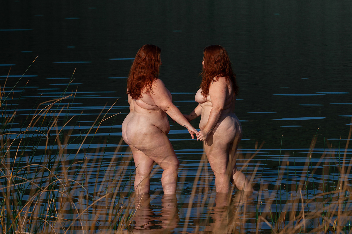 Ensaio de nu artístico de gêmeas ruivas em Florianópolis