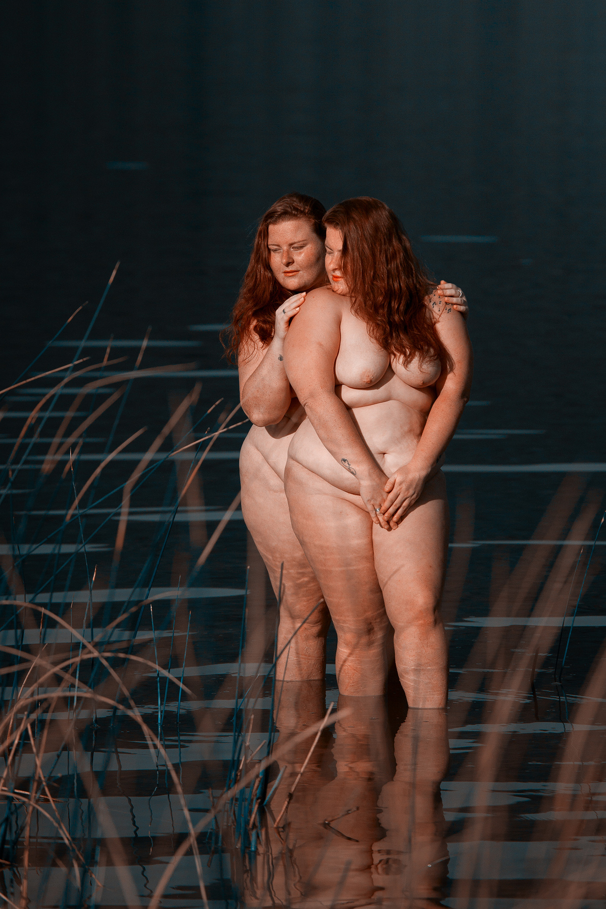 Ensaio de nu artístico de gêmeas ruivas em Florianópolis