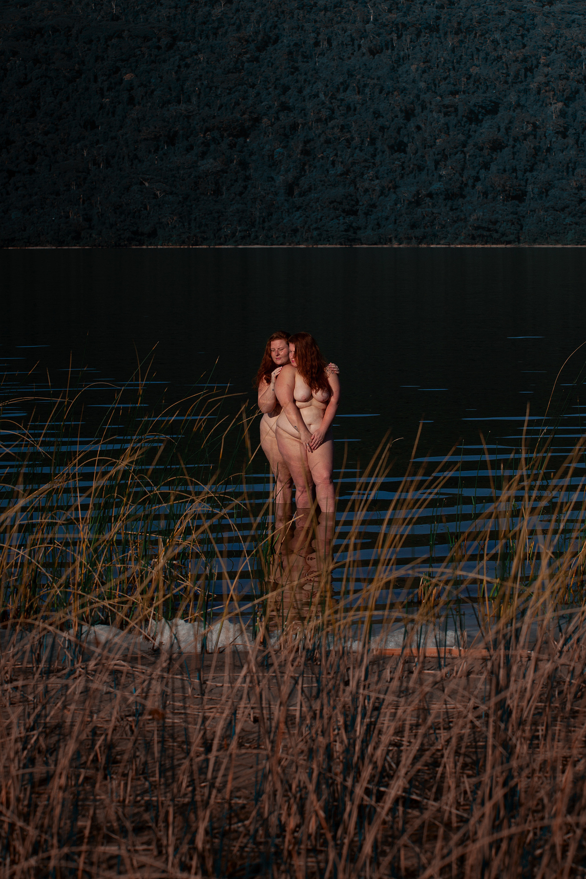 Ensaio de nu artístico de gêmeas ruivas em Florianópolis