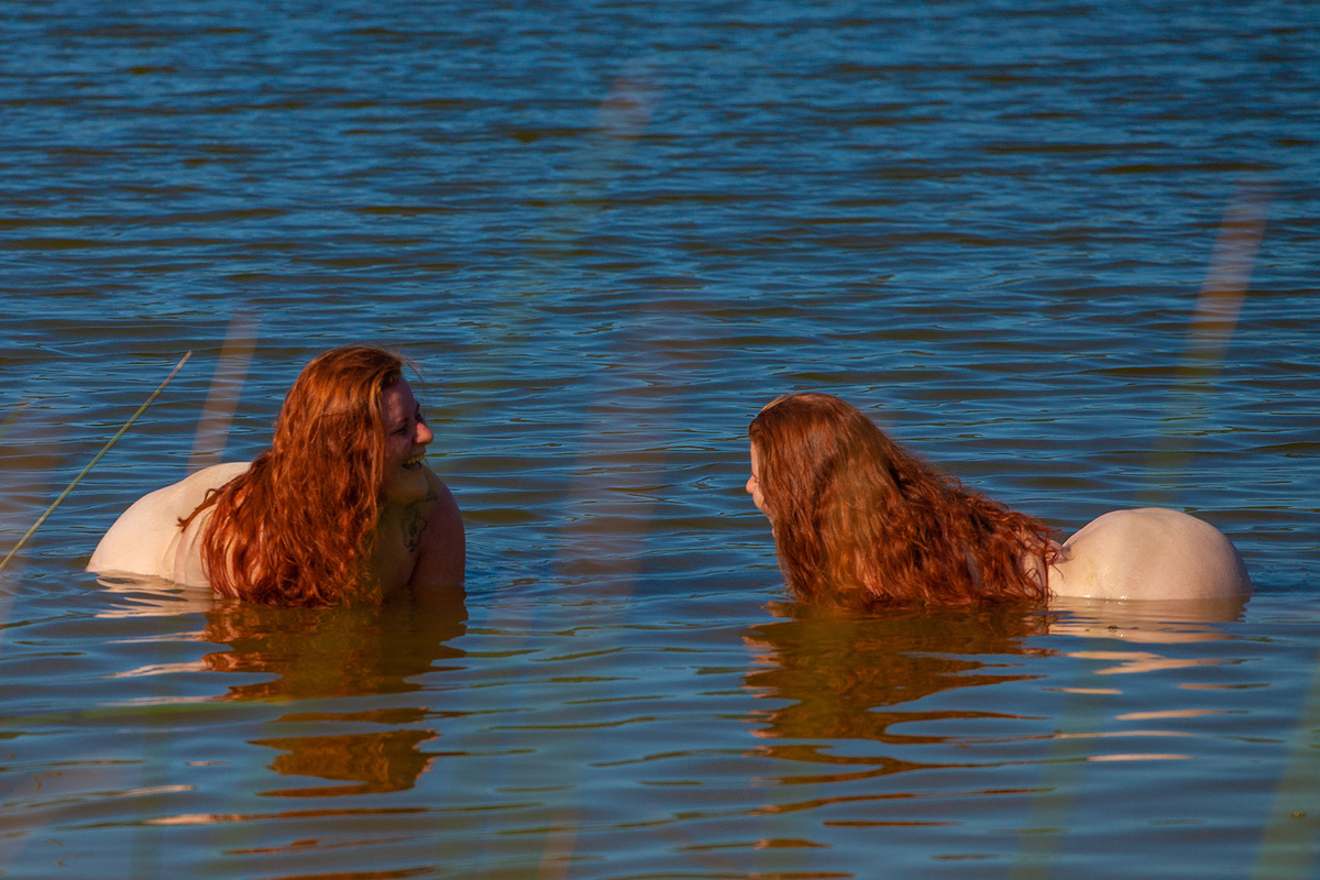 Ensaio de nu artístico de gêmeas ruivas em Florianópolis