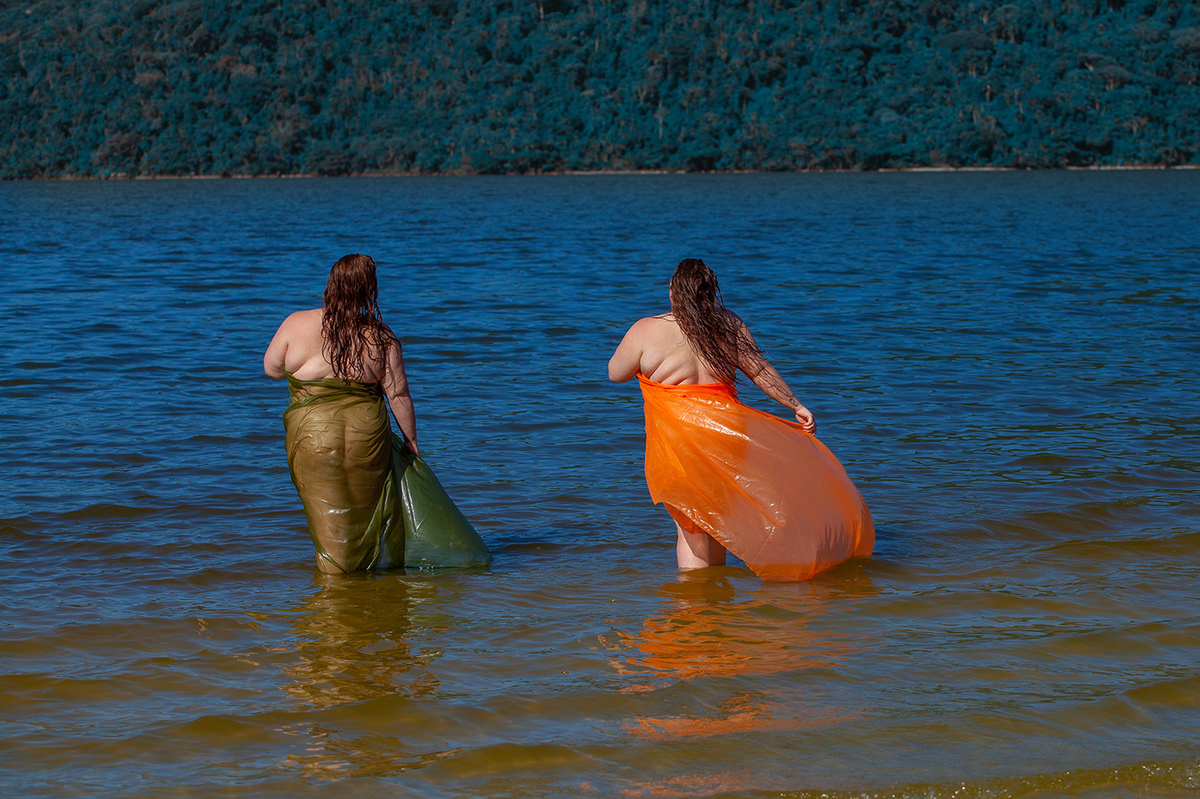 Ensaio de nu artístico de gêmeas ruivas em Florianópolis