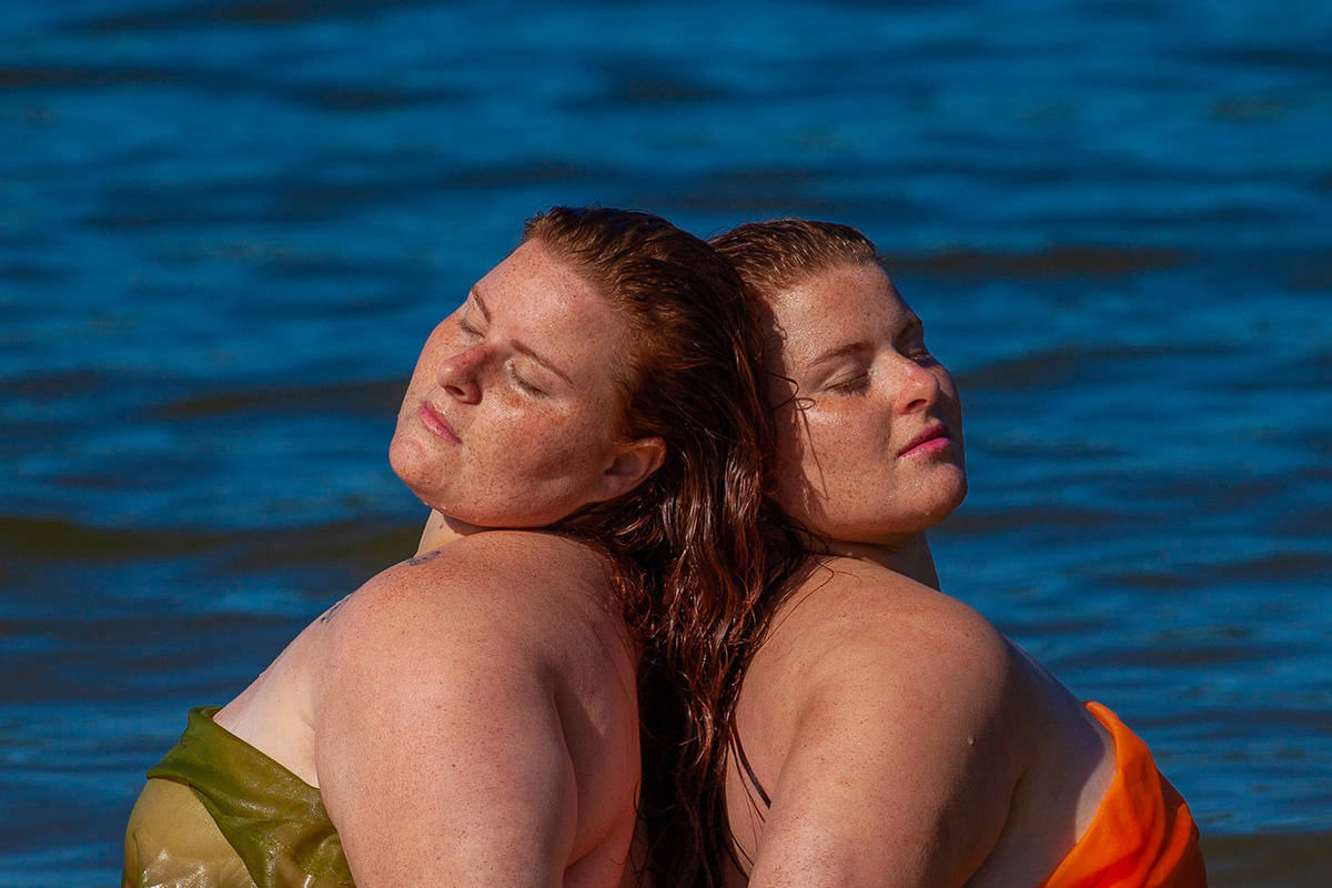 Ensaio de nu artístico de gêmeas ruivas em Florianópolis