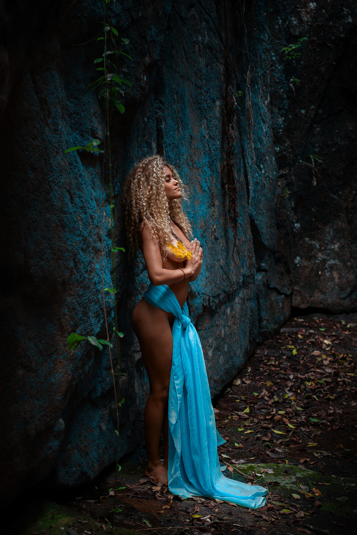 Ensaio de nu de Annyria em Florianópolis por Ricardo Zanetta. Floresta Nua.