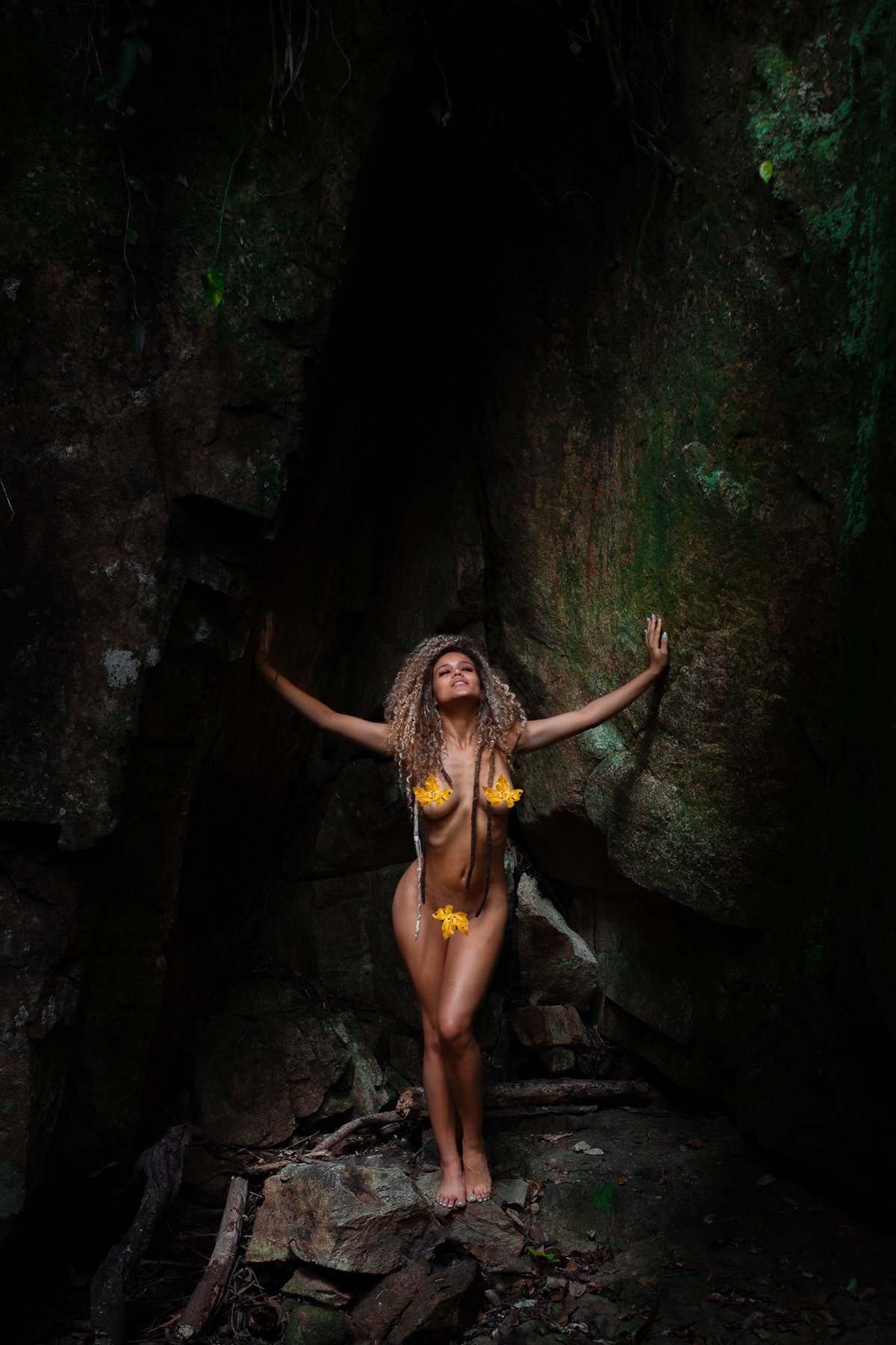 Ensaio de nu de Annyria em Florianópolis por Ricardo Zanetta. Floresta Nua.