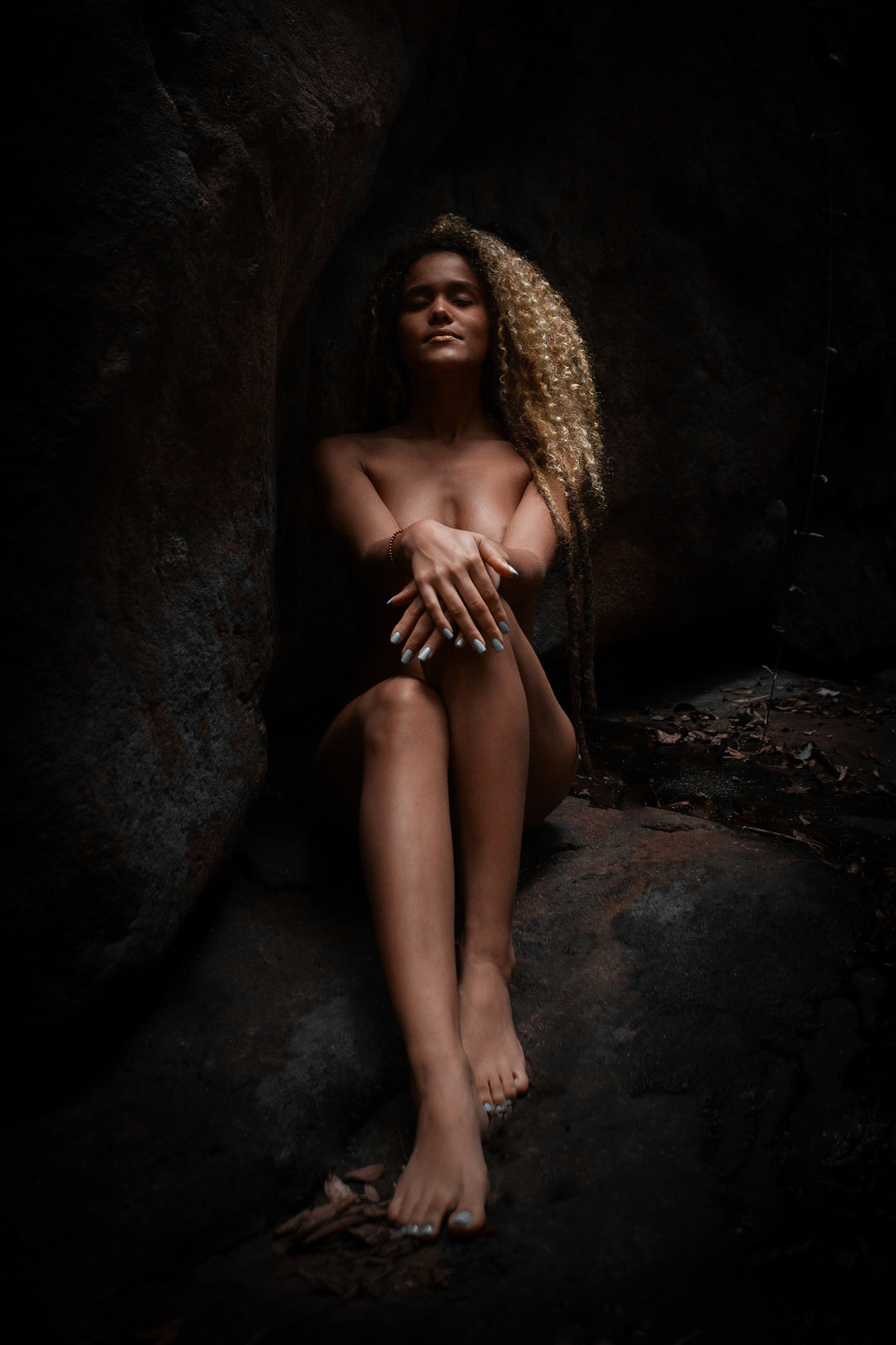 Ensaio de nu de Annyria em Florianópolis por Ricardo Zanetta. Floresta Nua.