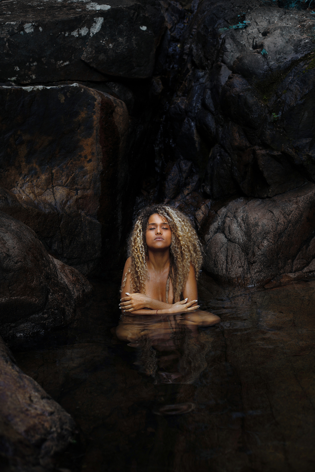 Ensaio de nu de Annyria em Florianópolis por Ricardo Zanetta. Floresta Nua.