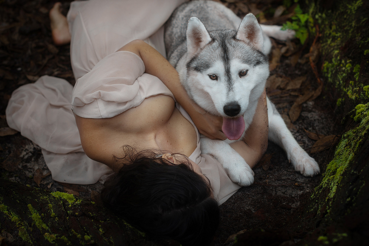 Mulheres que correm com lobos. Ensaio com Husky Siberiano. Realizado na floresta do Moçambique por Ricardo Zanetta