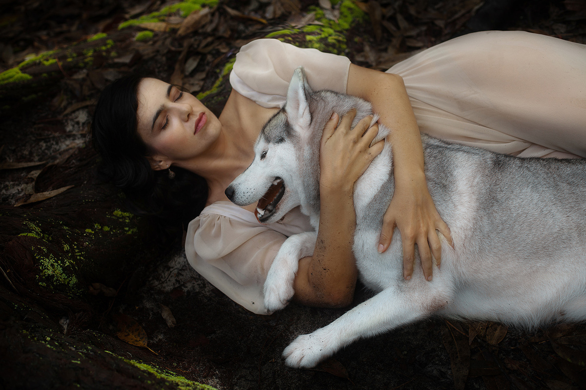 Mulheres que correm com lobos. Ensaio com Husky Siberiano. Realizado na floresta do Moçambique por Ricardo Zanetta