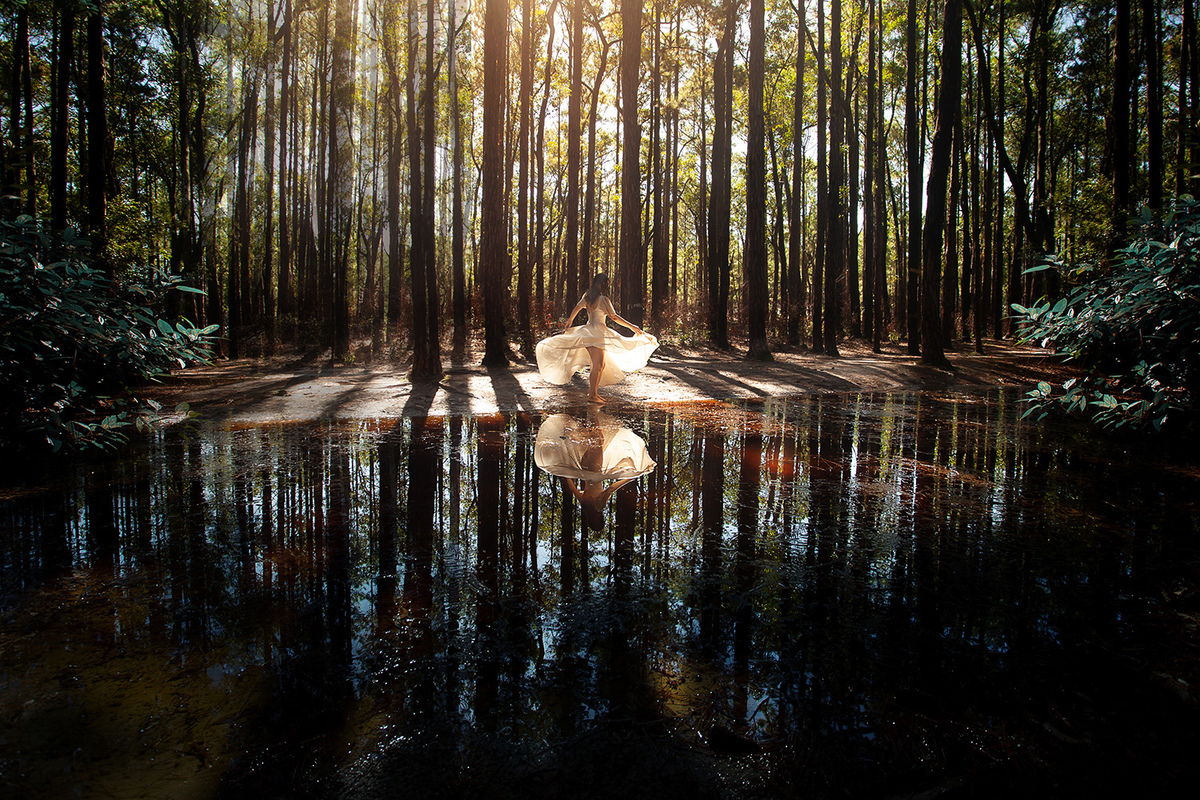 Mulheres que correm com lobos. Ensaio com Husky Siberiano. Realizado na floresta do Moçambique por Ricardo Zanetta