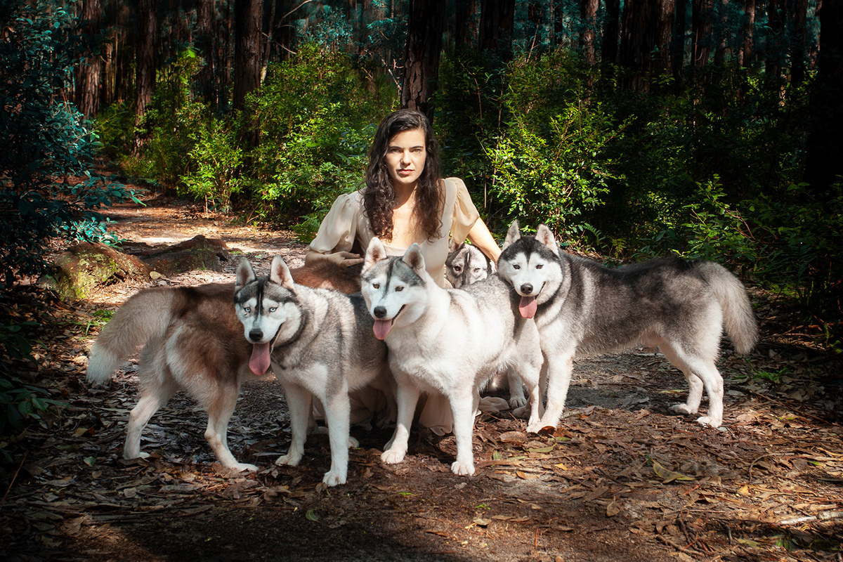 Mulheres que correm com lobos. Ensaio com Husky Siberiano. Realizado na floresta do Moçambique por Ricardo Zanetta