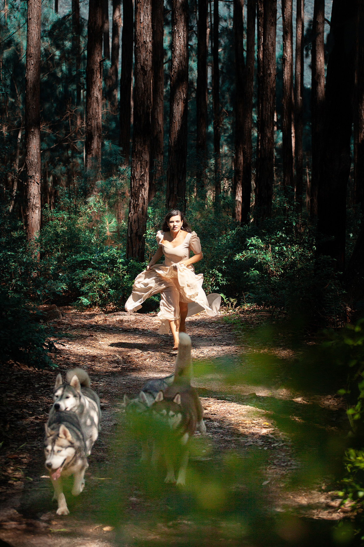 Mulheres que correm com lobos. Ensaio com Husky Siberiano. Realizado na floresta do Moçambique por Ricardo Zanetta