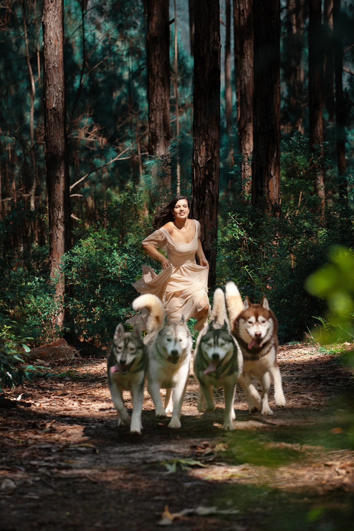 Mulheres que correm com lobos. Ensaio com Husky Siberiano. Realizado na floresta do Moçambique por Ricardo Zanetta
