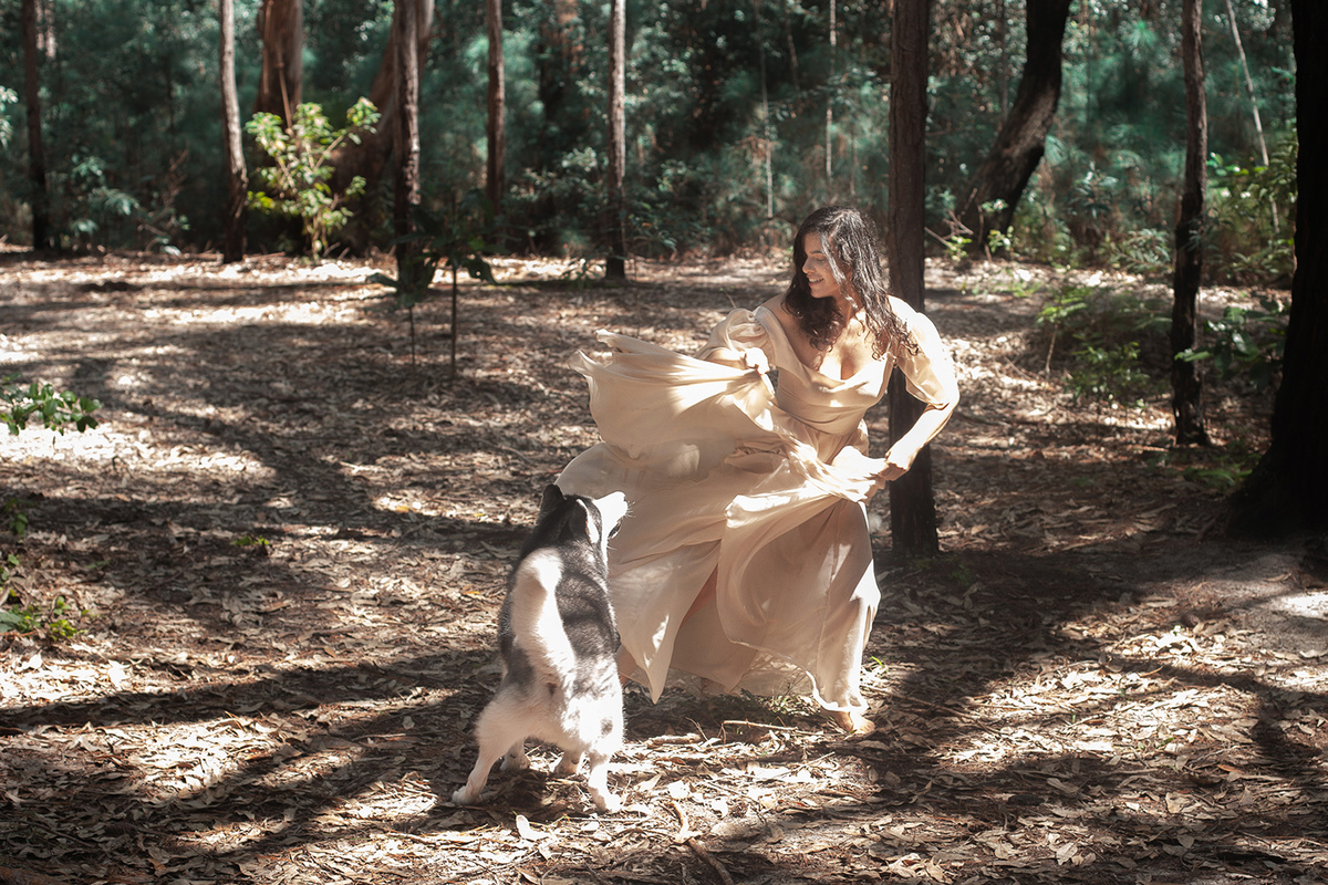 Mulheres que correm com lobos. Ensaio com Husky Siberiano. Realizado na floresta do Moçambique por Ricardo Zanetta