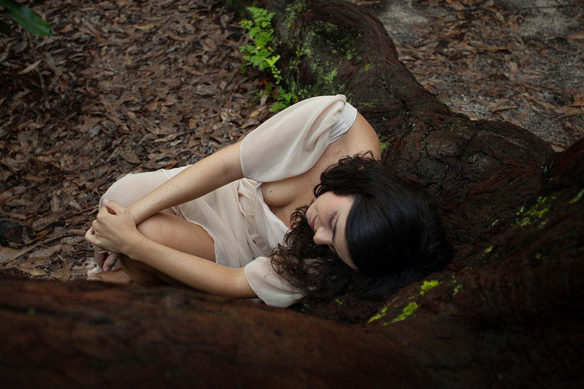 Mulheres que correm com lobos. Ensaio com Husky Siberiano. Realizado na floresta do Moçambique por Ricardo Zanetta