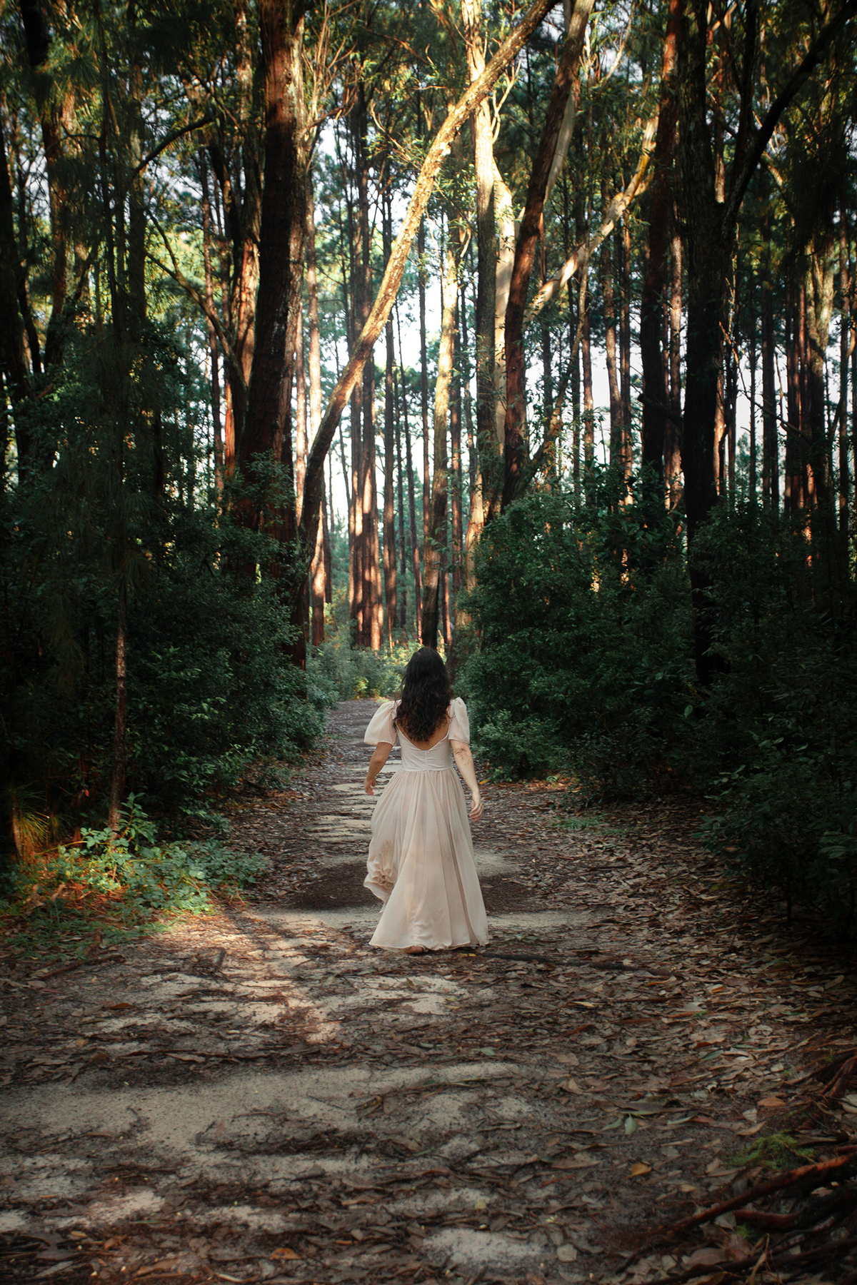 Mulheres que correm com lobos. Ensaio com Husky Siberiano. Realizado na floresta do Moçambique por Ricardo Zanetta