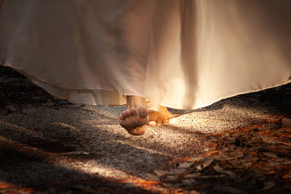 Mulheres que correm com lobos. Ensaio com Husky Siberiano. Realizado na floresta do Moçambique por Ricardo Zanetta