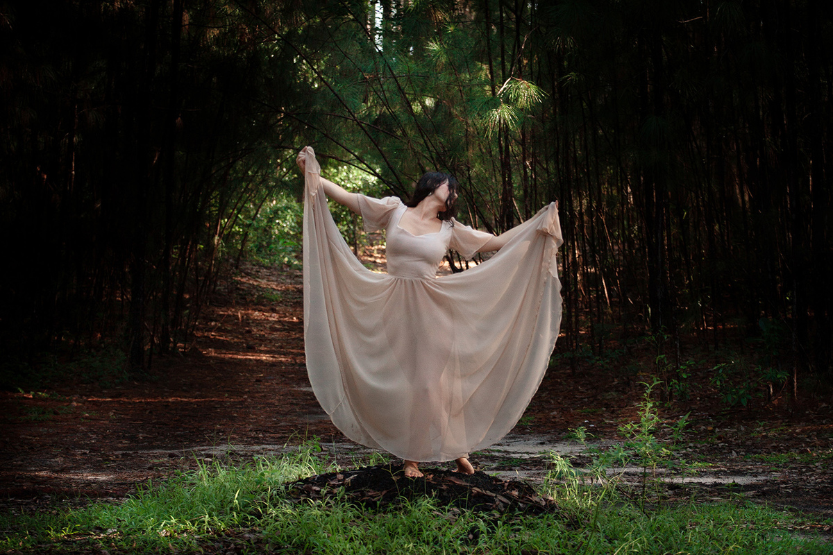 Mulheres que correm com lobos. Ensaio com Husky Siberiano. Realizado na floresta do Moçambique por Ricardo Zanetta