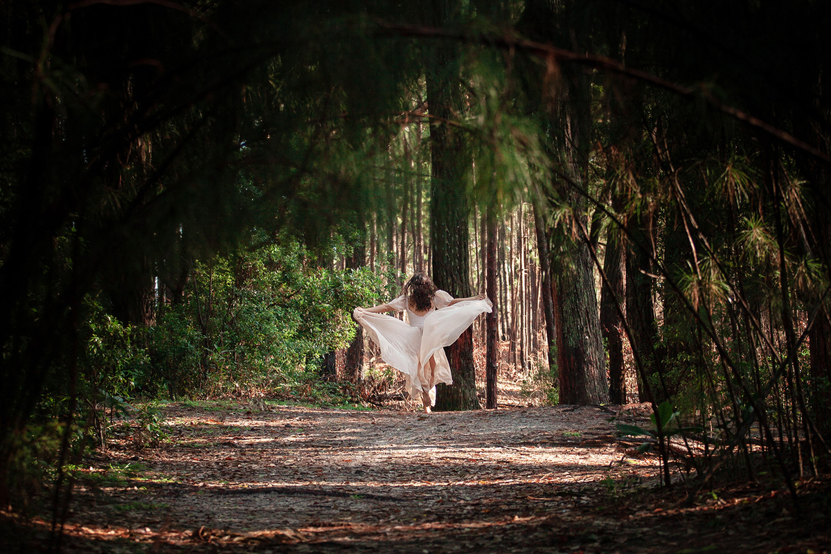 Mulheres que correm com lobos. Ensaio com Husky Siberiano. Realizado na floresta do Moçambique por Ricardo Zanetta