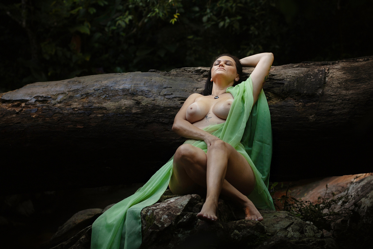 Ensaio de nu na cachoeira do Poção em Florianópolis por Ricardo Zanetta