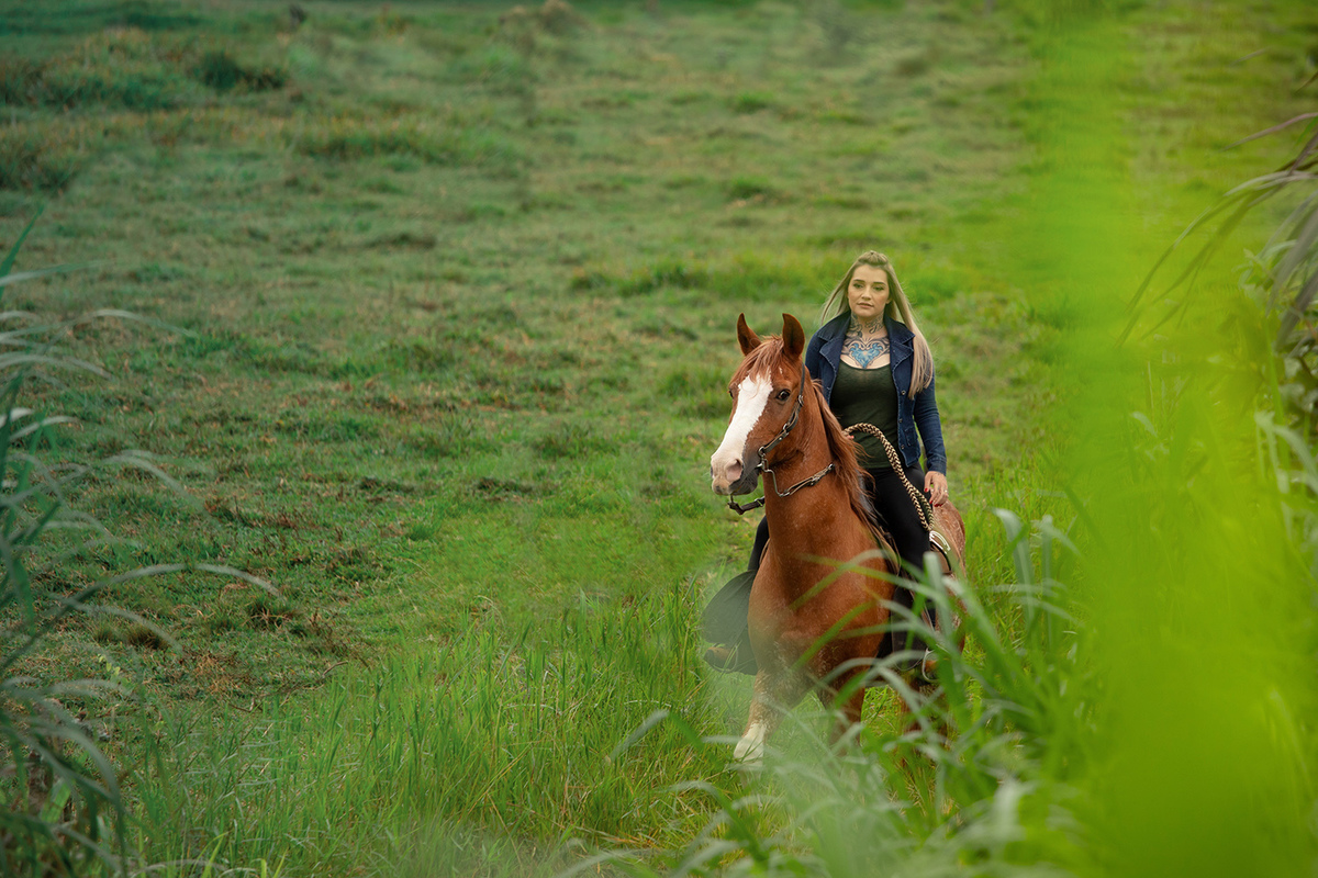 Ensaio de casal ( Ana Claudia Bus e Ivo Tattoo) em Brusque com cavalos por Ricardo Zanetta