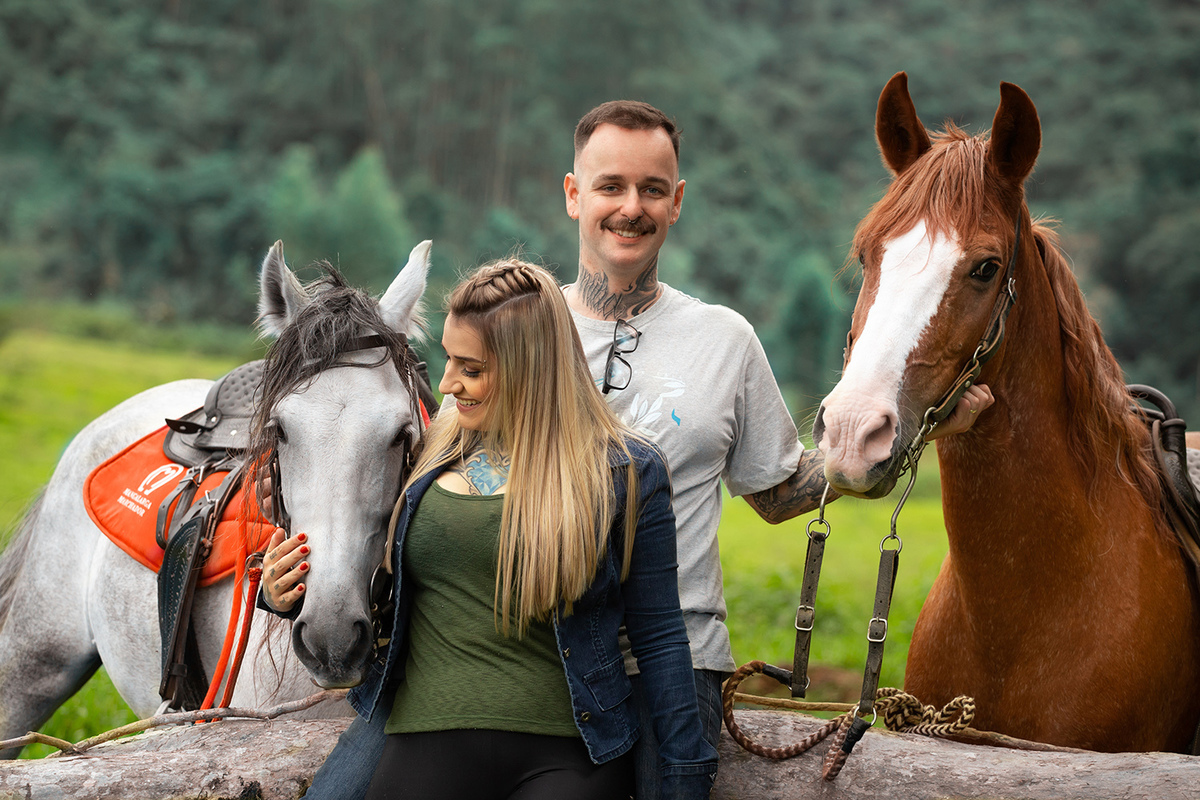 Ensaio de casal ( Ana Claudia Bus e Ivo Tattoo) em Brusque com cavalos por Ricardo Zanetta