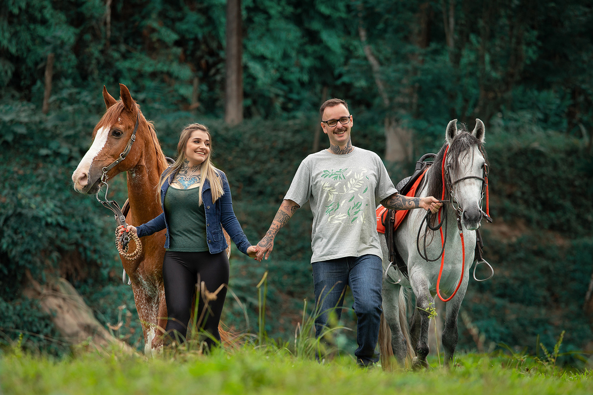 Ensaio de casal ( Ana Claudia Bus e Ivo Tattoo) em Brusque com cavalos por Ricardo Zanetta