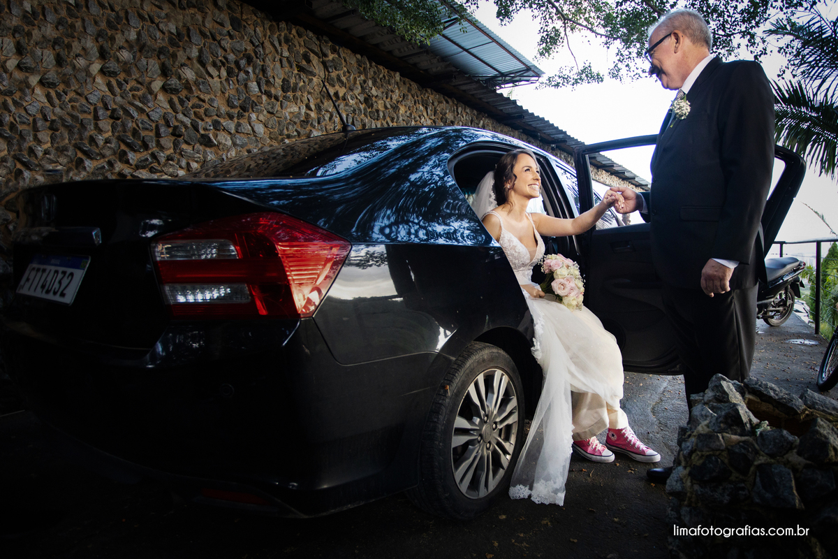 noiva saindo do carro