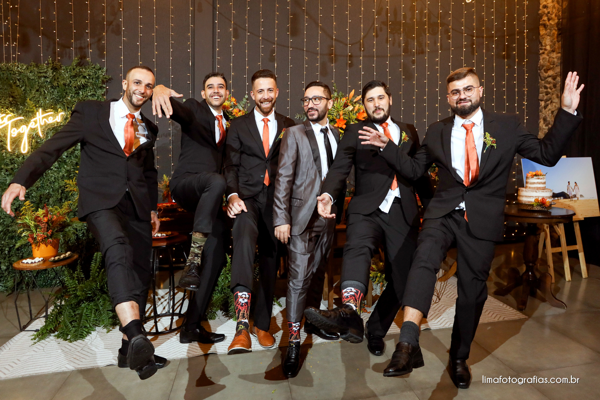 noivo com padrinhos do casamento