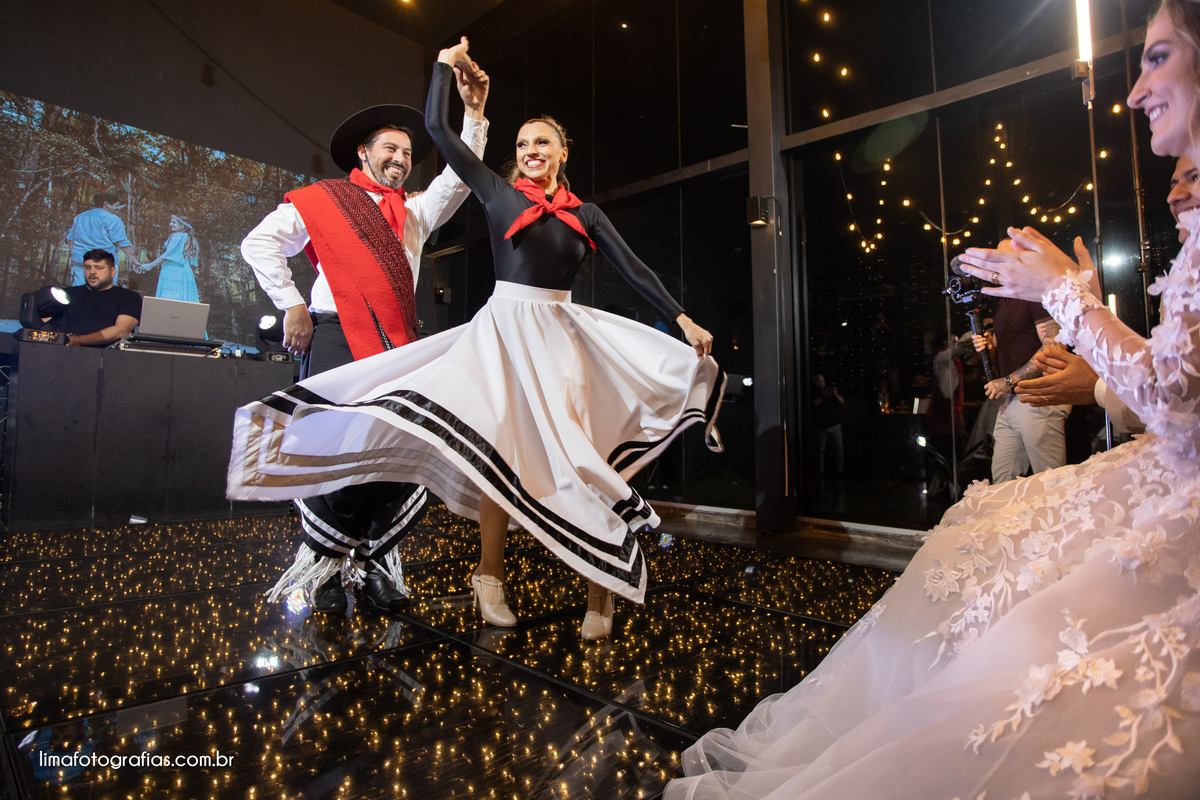 apresentação de danças típicas no casamento