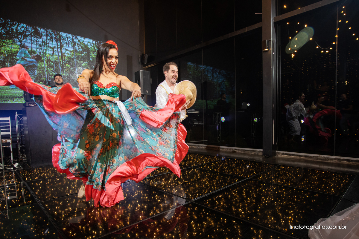 apresentação de danças típicas no casamento