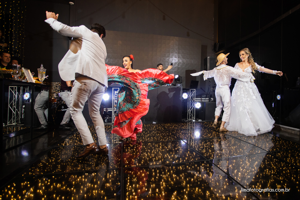 apresentação de danças típicas no casamento