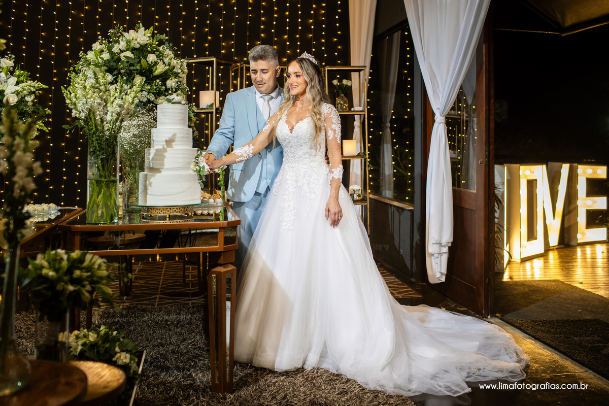 noivos; corte do bolo