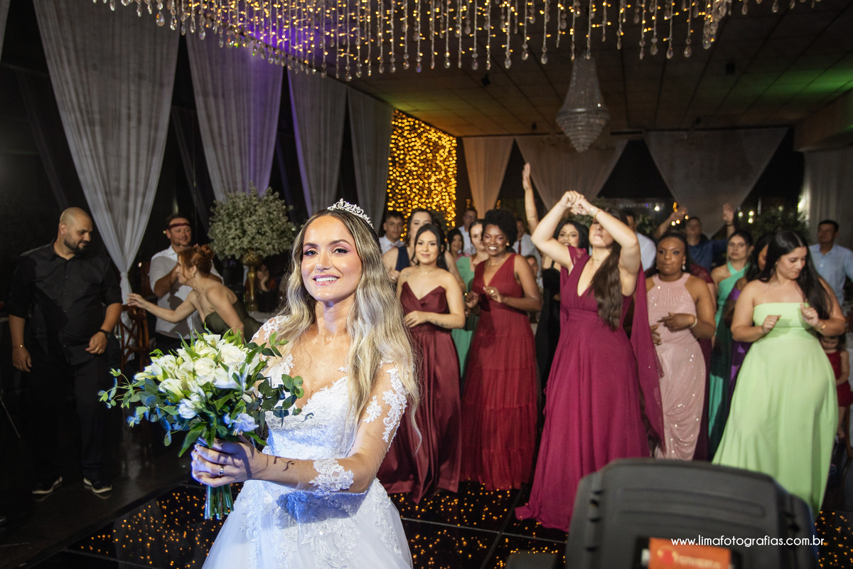 noiva jogando o buque