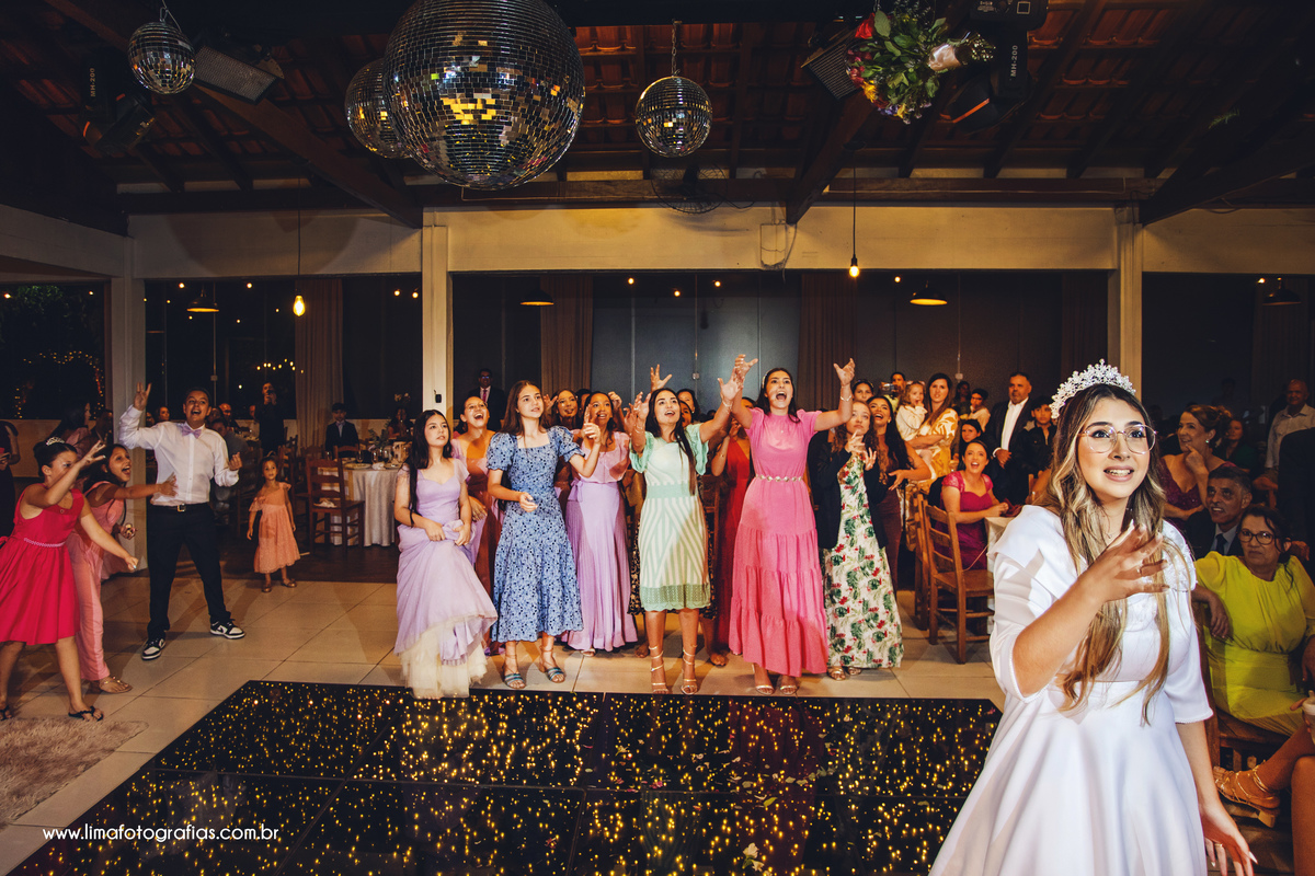 dia do casamento, jogando buquê da noiva