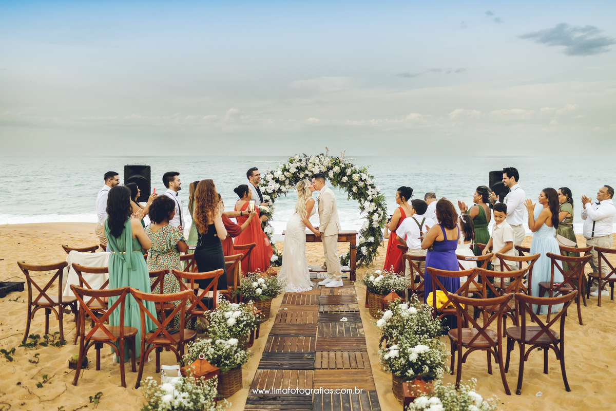 casamento na praia, beijo do casal