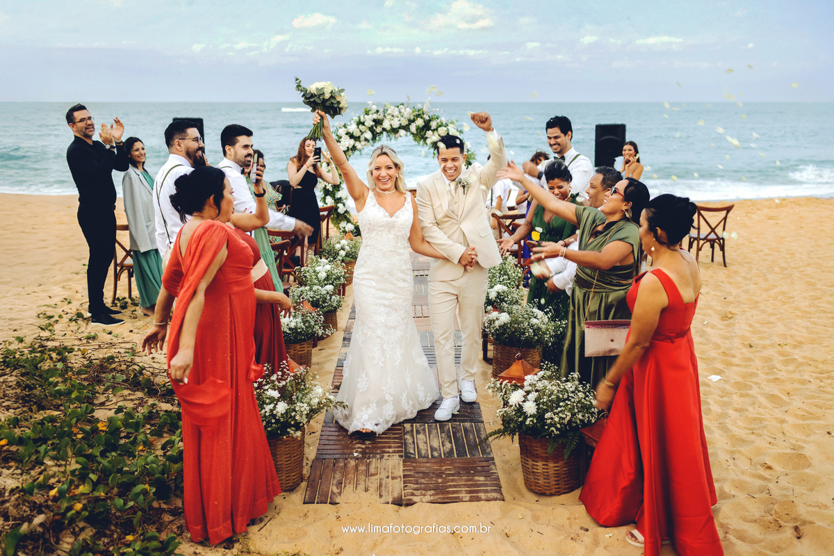 casamento na praia, recém casados