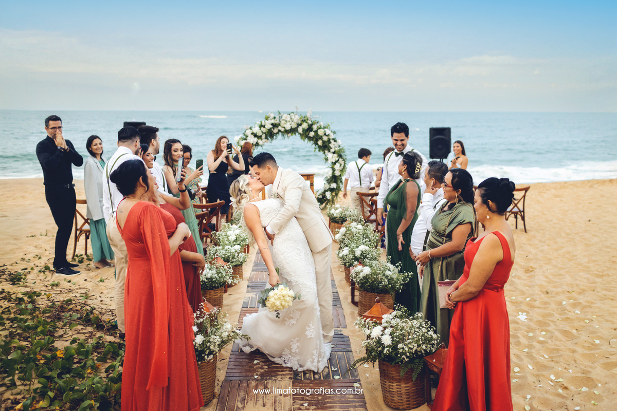 casamento na praia, recém casados
