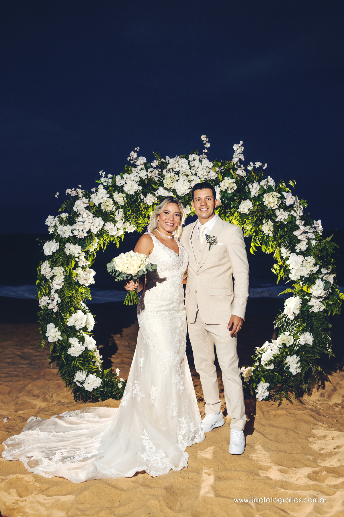 casamento pé na areia, ensaio do casal após cerimônia