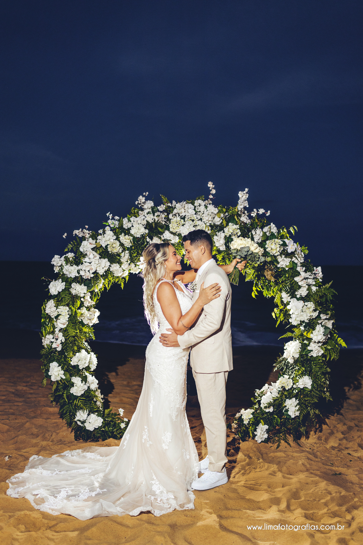 casamento pé na areia, ensaio do casal após cerimônia