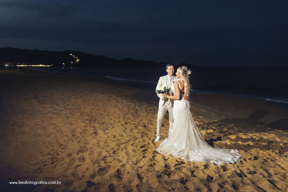 casamento pé na areia, ensaio do casal após cerimônia