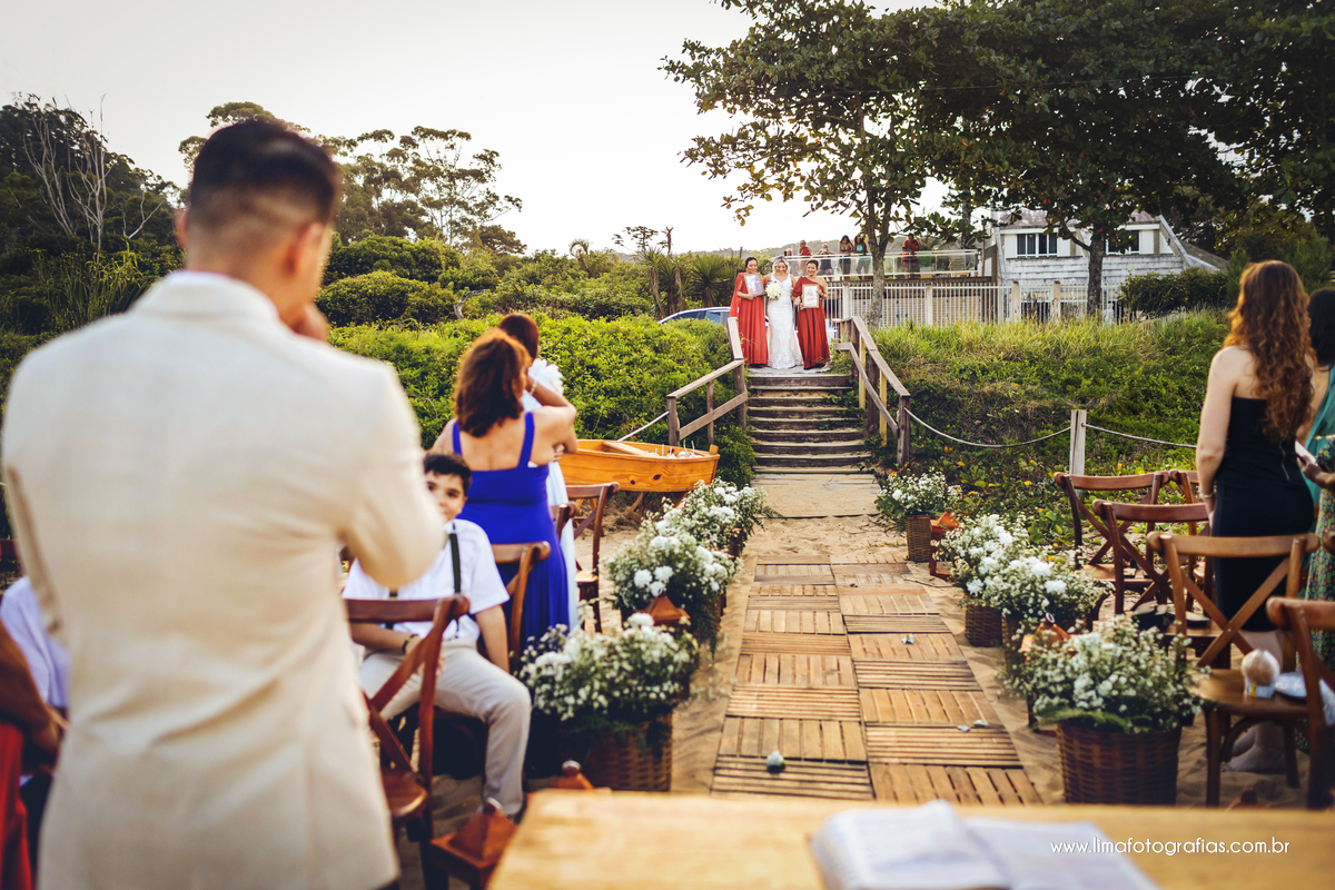 casamento na praia, emoção na entrada da noiva
