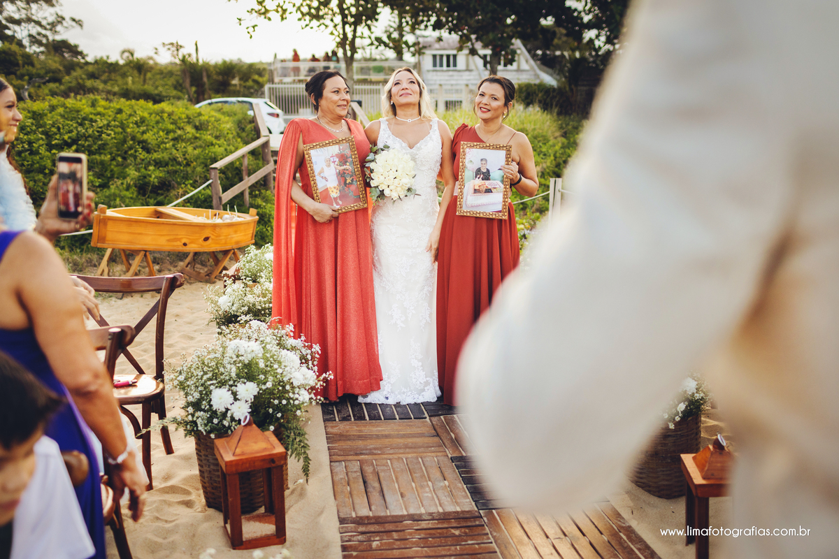 casamento na praia, emoção na entrada da noiva