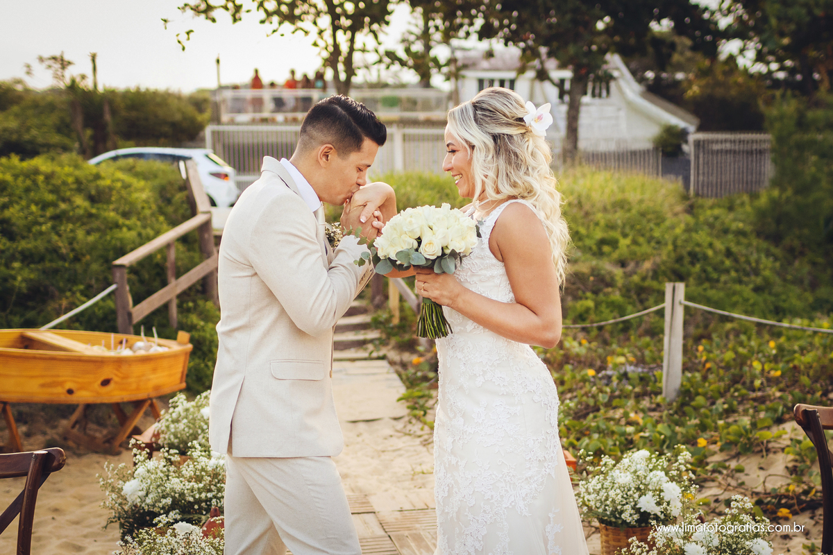 casamento na praia, emoção na entrada da noiva