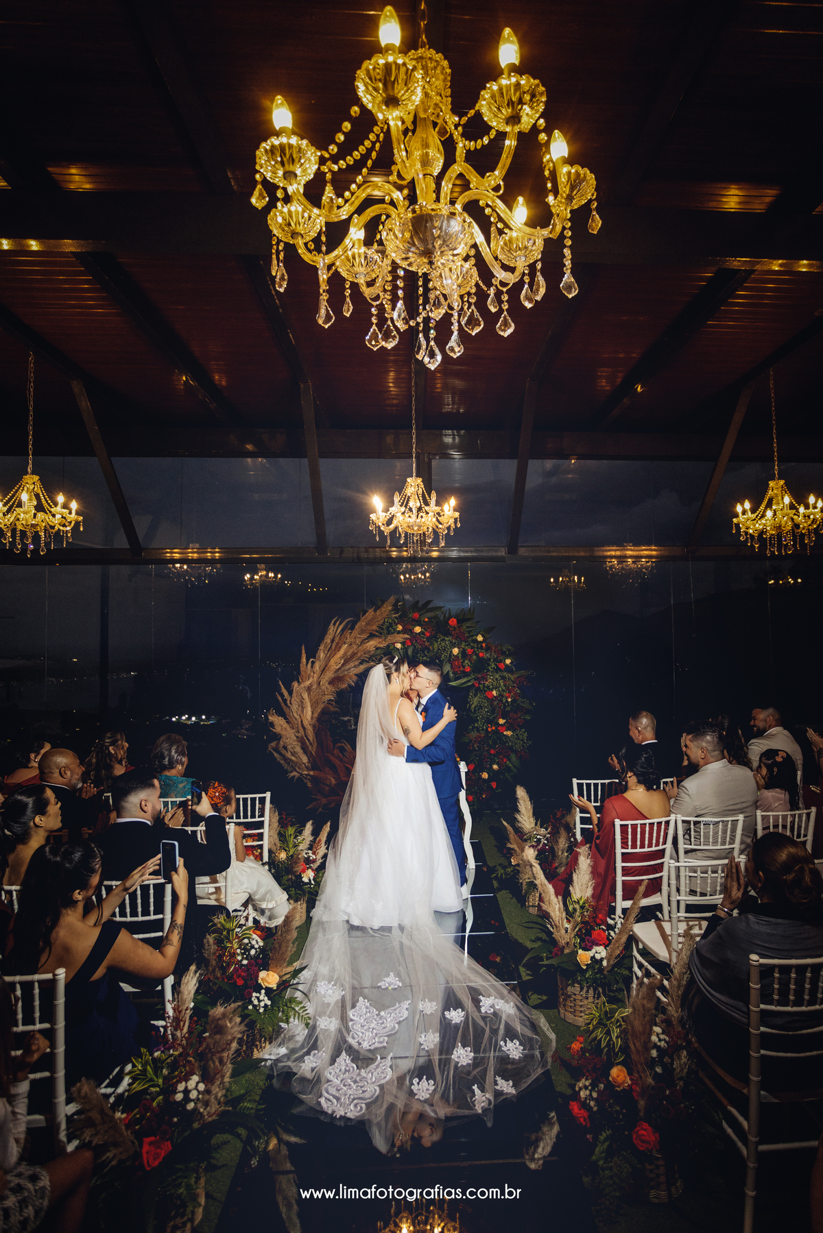 cerimonia de casamento, beijo do casal