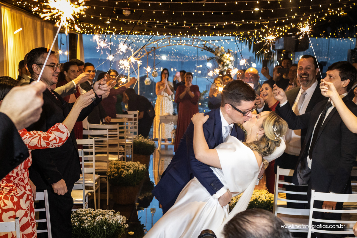 recém casados, beijo